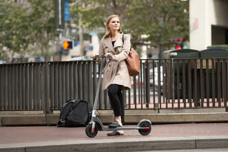 Kaip elgtis kai gatvėse padaugėja dviračių ir paspirtukų?