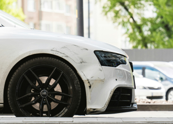 Ar automobilio draudimas padengia automobilio įbrėžimus?